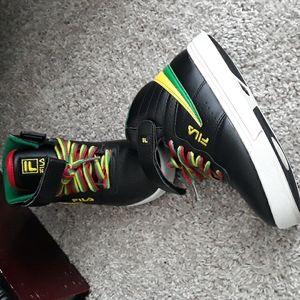 Boys Fila Blk Hightop Tennis Shoes.